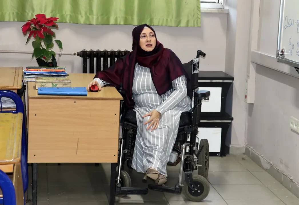 Antalya’da Engelli Öğretmenin Azmi: Asansör 2 Aydır Arızalı, Dersler Devam Ediyor 1
